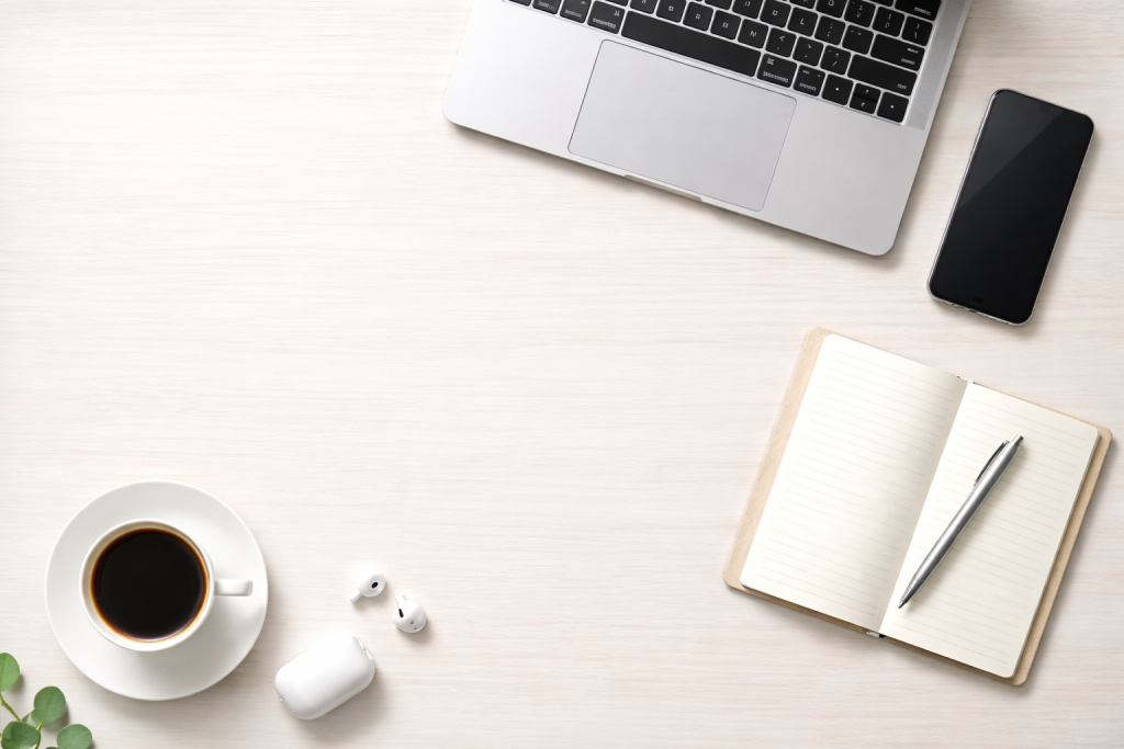 [light] Standard blogheader: et stilrent skrivebord med laptop, smartphone, notesbog og en kop kaffe, set ovenfra. Signal om research, guides og artikler om mobilteknologi.